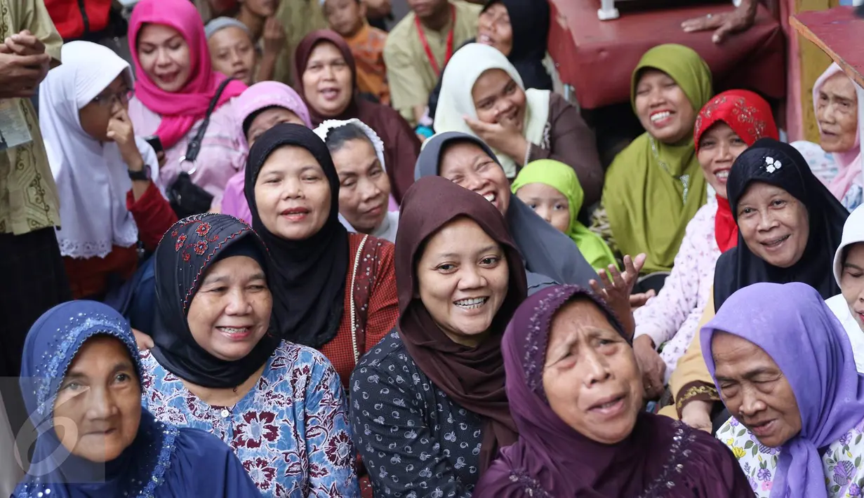 Antusias sejumlah warga saat acara buka bersama dengan Bakal Calon Gubernur DKI dari PKS Muhamad Idrus di Kebon Sirih, Jakarta, Sabtu (18/6). Buka bersama tersebut dalam rangka menjalin silaturahmi. (Liputan6.com/Immanuel Antonius)