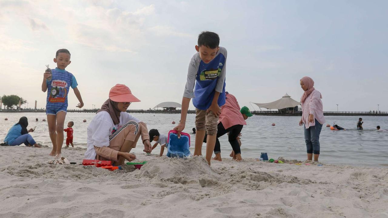 Ratusan ribu pengunjung padati Pantai Lagoon Ancol saat libur Waisak