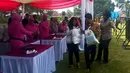 Warga membeli paket lebaran yang digelar Sespimti Polri di Asrama Unit Barat, Jawa Barat, Senin (04/6). Kegiatan ini bertujuan untuk membangkitkan rasa kepedulian kepada masyarakat sekitar. (Liputan6.com/Pool/Sespimti)