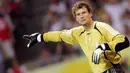 Jens Lehmann mencatatkan usia 38 tahun, 7 bulan, 19 hari ketika di partai final menghadapi Timnas Spanyol. Penjaga gawang andalan Timnas Jerman ini membukukan 61 caps penampilan bersama Der Panzer. (Foto: AFP/Olivier Lang)