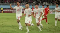 Caption: Para pemain Timnas Indonesia U-16 merayakan gol yang dicetak oleh Josh Holong Junior ke gawang Timnas Laos U-16 pada laga terakhir Grup A Piala AFF U-16 2024 di Stadion Manahan, Solo, Kamis (27/6/2024). (Bola.com/Radifa Arsa)
