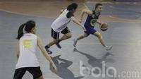 Pemain Basket Tim Merpati, Regita Pramesti berusaha melewati pemain UPH saat pertandingan uji coba di UPH, Tangerang, Kamis (16/3/2017). Pertandingan tersebut berhasil dimenangkan Merpati dengan skor 37-28. (Bola.com/ M Iqbal Ichsan)
