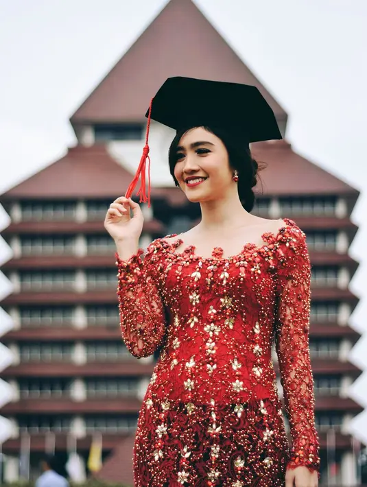 Kebaya warna merah lainnya pilihan Febby Rastanty, kali ini full payet yang menambah anggun dan mewah keseluruhan tampilan (Foto Instagram @febbyrastanty)