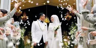 Melepas masa lajang, Indah Nada Puspita menggelar pernikahan intimate. Ia mengenakan gaun putih dengan potongan mermaid. (Foto: Instagram/ Indah Nada Puspita)
