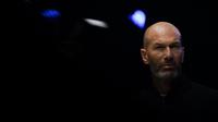 Legenda sepak bola dan pelatih Prancis, Zinedine Zidane, terlihat dalam upacara peluncuran perdana mobil listrik Alpine A390 di Dieppe, Prancis barat laut, pada 27 Mei 2025. (Lou BENOIST/AFP)