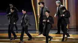 BTS tampil pada ajang Grammy Awards 2022 di Las Vegas, Amerika Serikat, 3 April 2022. BTS tampil membawakan Butter yang dilengkapi dengan aksi teatrikal. (AP Photo/Chris Pizzello)