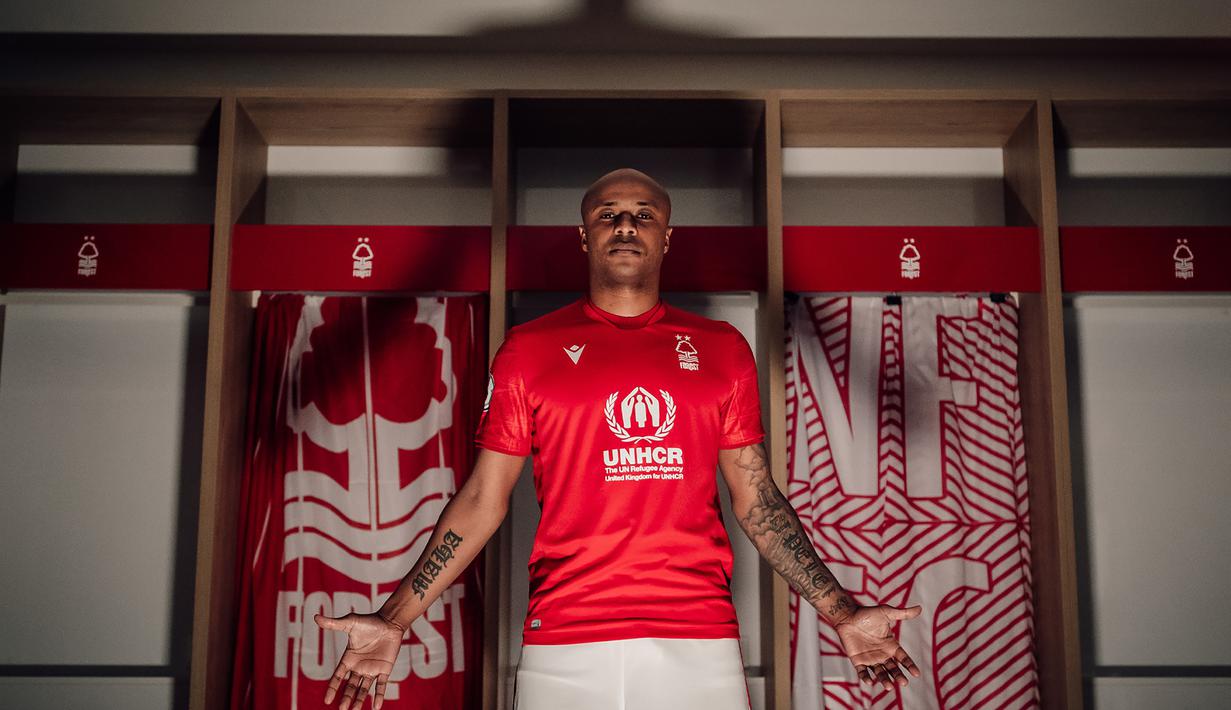 Andre Ayew saat diperkenalkan sebagai rekrutan anyar Nottingham Forest di City Ground, Nottingham (3/2/2023). Pemain asal Ghana ini baru saja didatangkan pada bursa transfer Januari 2023 setelah sempat berstatus tanpa klub usai meninggalkan Al-Sadd SC. Ia hanya dikontrak selama 6 bulan hingga Juni 2023. Di Liga Inggris 2022/2023 ia telah bermain dalam 3 laga. (nottingthamforest.co.uk)