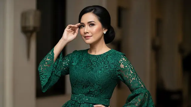 Blouse Peplum Brokat dengan Aksen Ikat Pinggang dan Lengan Lonceng