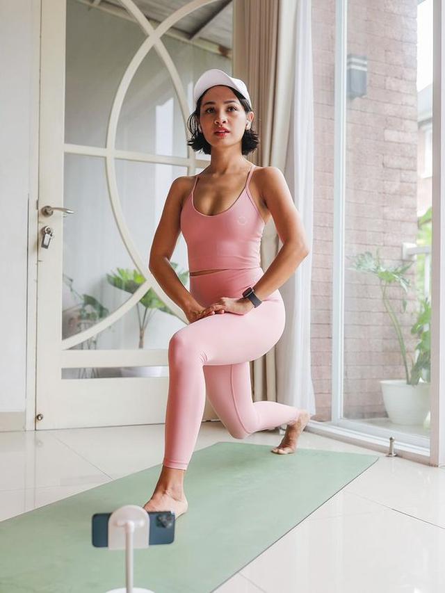 8 Gaya Sporty Andien yang Tak Ragu Pamer Otot dan Perut Rata