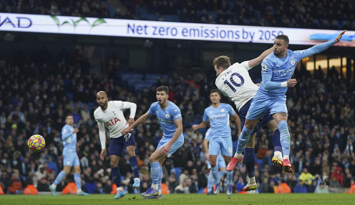 Laga yang sepertinya akan berakhir imbang justru menjadi petaka bagi tuan rumah Manchester City. Pada menit 90+5 Harry Kane mencetak gol keduanya usai memanfaatkan umpan silang Dejan Kulusevski. (AP/Jon Super)
