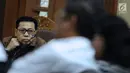 Terdakwa dugaan korupsi proyek e-KTP, Setya Novanto saat menyimak keterangan saksi pada persidangan lanjutan di Pengadilan Tipikor, Jakarta, Senin (26/2). Tujuh saksi dihadirkan diantaranya advokat, Elza Syarief. (Liputan6.com/Helmi Fithriansyah)