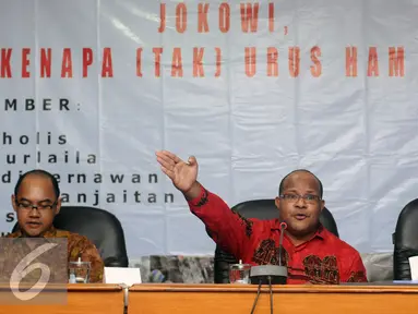 Anggota tim kerja ULMWP di Papua, Markus Haluk (tengah) menyampaikan keterangan saat diskusi di Komnas HAM, Jakarta, Jumat (4/3/2016). Diskusi membahas sejumlah pelanggaran HAM yang terjadi di Papua. (Liputan6.com/Helmi Fithriansyah)