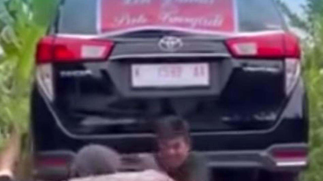 VIDEO: Anak Kasih Hadiah Innova Venturer Buat Orangtuanya, Ibunya Malah Ngamuk Disabet Pakai Kain