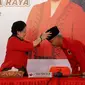 Ketum PDIP Megawati Soekarnoputri memakaikan peci ke Gubernur Jawa Tengah Ganjar Pranowo setelah resmi diusung menjadi bakal capres 2024. (Foto: PDIP)