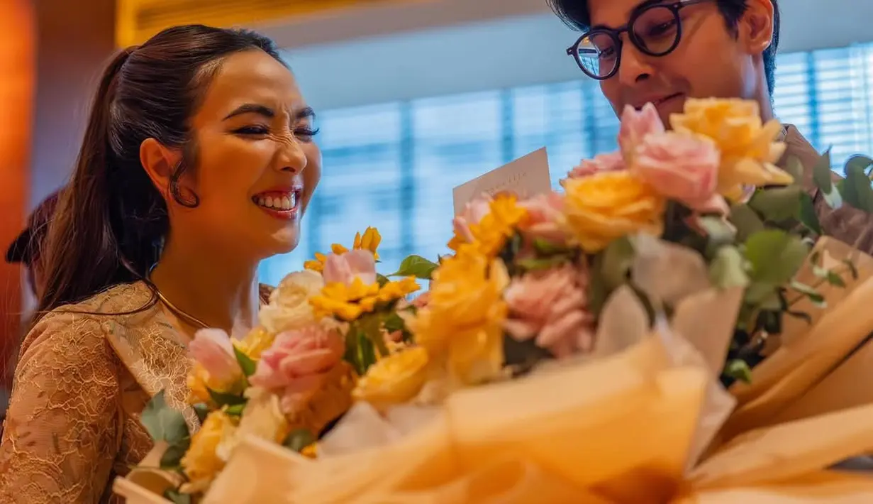 Paduan ini menghadirkan kontras unik antara kesan kontemporer dengan kekayaan budaya tradisional. Penampilannya semakin sempurna berkat pulasan makeup lembut namun glamor dari tangan dingin @aninditamakeupart, yang memberi kesan segar sekaligus berkelas. [@cintabrian].