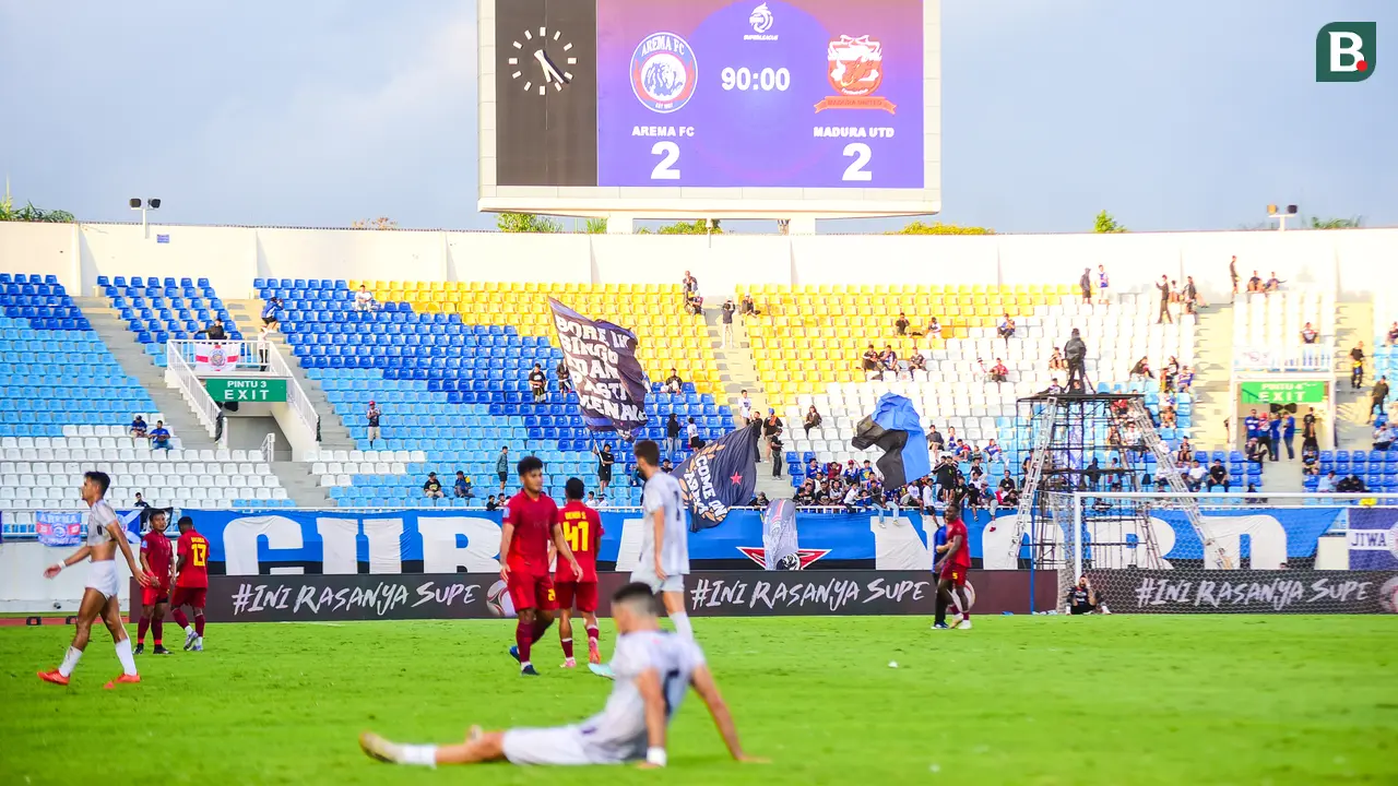 Foto: Aroma Nostalgia dalam Laga Arema FC melawan Madura United di BRI Super League 2025/2026, Derby Jawa Timur Berakhir Imbang