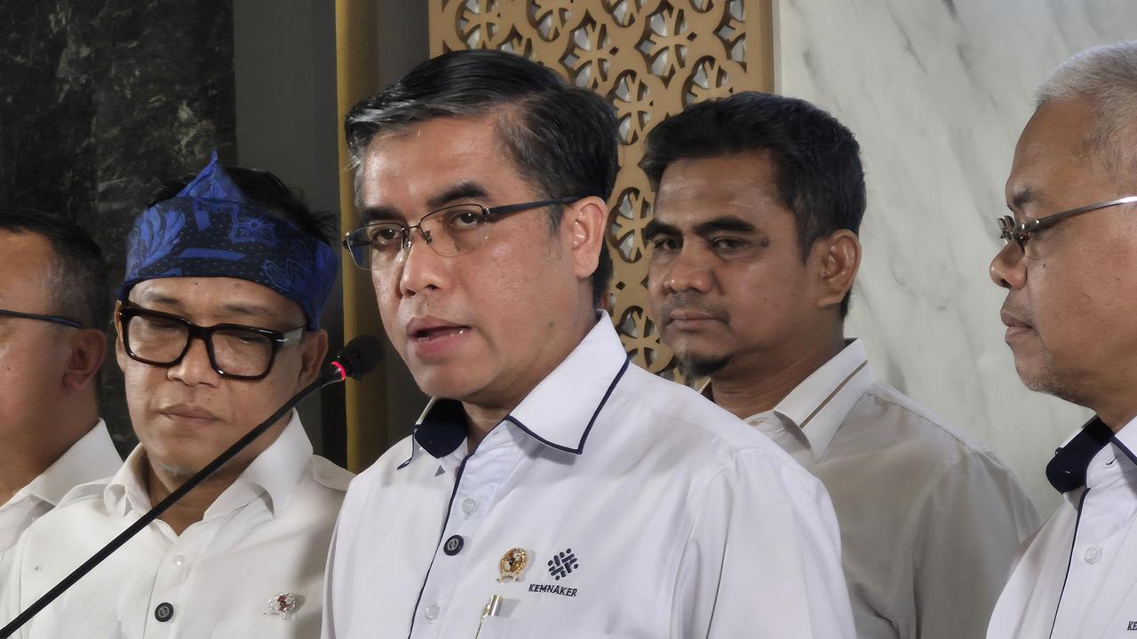 VIDEO: Keras! Menaker Copot Pejabat Terlibat Suap Pemberian Izin Tenaga Kerja Asing