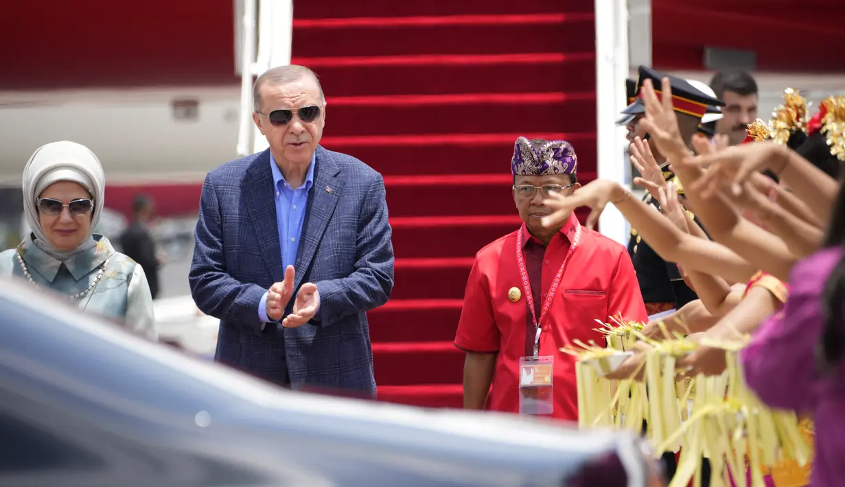 Presiden Turki Recep Tayyip Erdogan didampingi istrinya Emine tiba di Bandara Internasional Ngurah Rai menjelang KTT G20 di Bali, Indonesia, Senin (14/11/2022). Presiden Turki Recep Tayyip Erdogan tiba di Bali untuk menghadiri Konferensi Tingkat Tinggi (KTT) G20 Bali. (AP Photo/Firdia Lisnawati )