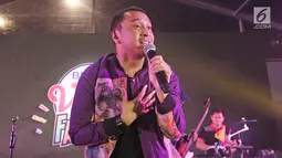 Aksi vokalis Grup band Nidji, Giring pada acara BRIZZI Vidio Fair 2017 di The Space Senayan City, Jakarta Pusat, Sabtu (9/12). Rencananya, Giring Ganesha akan vakum sejenak dari Nidji hingga waktu yang tidak ditentukan. (Liputan6.com/Herman Zakharia)