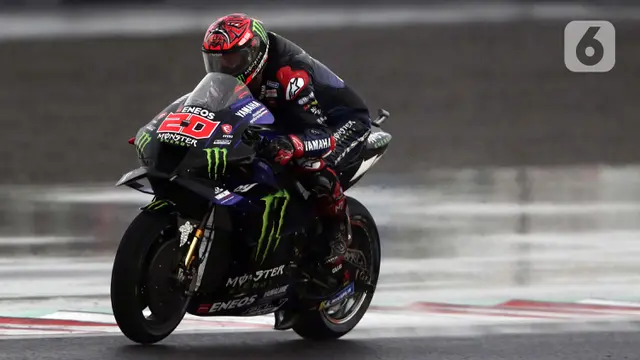 FOTO: Aksi Pembalap MotoGP Libas Lintasan Basah Pertamina Mandalika International Street Sirkuit