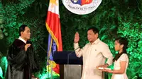 Rodrigo Duterte saat dilantik menjadi Presiden Filipina menggantikan Benigno Aquino, Istana Malacanang, Manila, Filipina, Kamis (30/6). Rodrigo berjanji akan mengatasi kriminalitas di Filipina dengan tegas. (REUTERS/Erik De Castro)