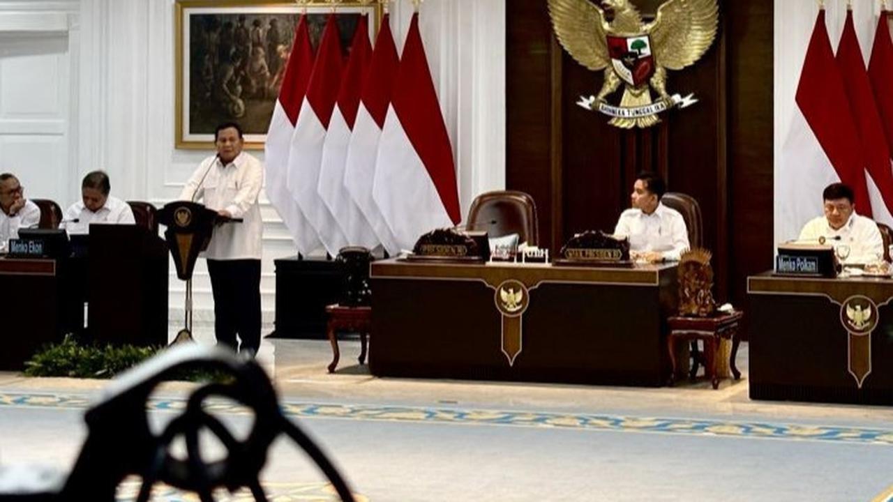 VIDEO: Ekspresi Prabowo Salami Menteri Satryo di Istana Usai Viral Didemo ASN Gara-Gara Arogan