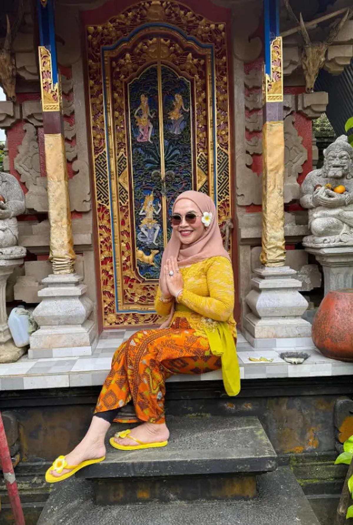 Gaya Umi Kalsum Ibunda Ayu Ting Ting saat Liburan di Bali, Model Sandal Jepitnya Curi Perhatian