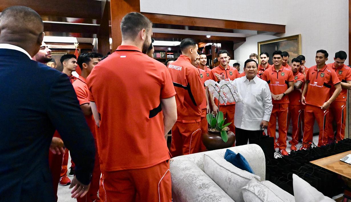 Presiden Prabowo menyambut kedatangan Timnas Indonesia dalam kunjungannya di Kartanegara, Jumat (06/06/2025). Acara ini merupakan bentuk apresiasi dari presiden untuk kemenangan Skuad Garuda atas China dalam laga putaran ketiga Kualifikasi Piala Dunia 2026. (Biro Pers Sekretariat Presiden/Cahyo)