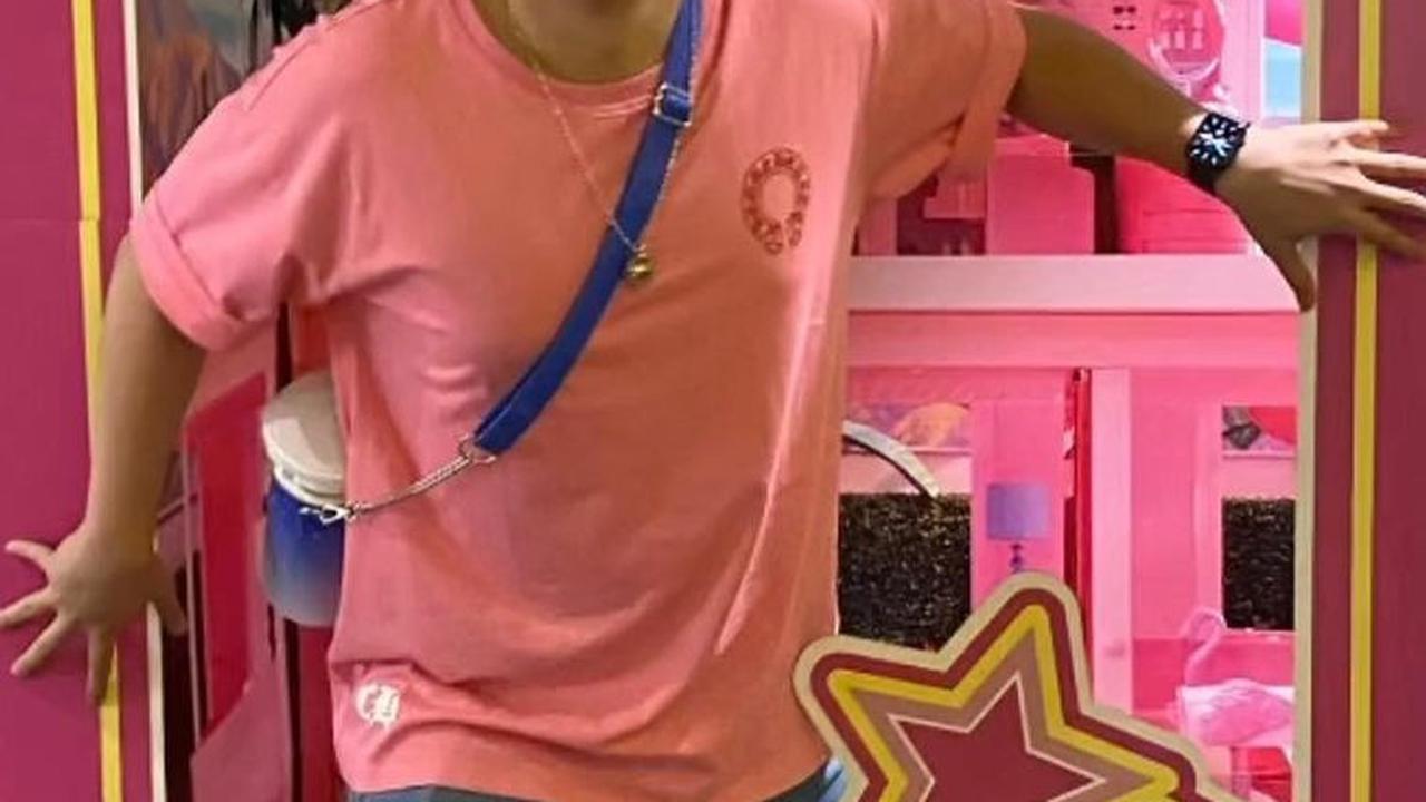 Youtuber yang kerap mereview mainan, Medy Renaldy memilih booth foto lain saat menghadiri premier Barbie. Jika kebanyakan artis memilih mengambil gambar di mobil, Medy lebih suka berfoto di packaging Barbie.