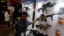 Pengunjung berswafoto saat mengunjungi Indo Defence 2018 Expo and Forum di JIExpo Kemayoran, Jakarta, Rabu (9/11). Pameran ini menjadi ajang promosi bisnis dan teknologi bagi industri pertahanan Indonesia dan dunia. (Liputan6.com/JohanTallo)