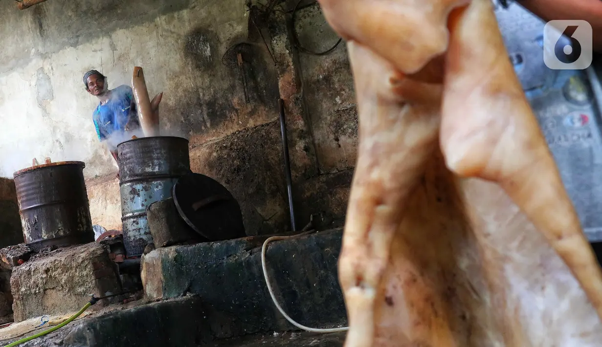 Pekerja merebus kulit sapi untuk pembuatan kerupuk kulit produksi rumahan di Katulampa, Bogor, Jawa Barat, Sabtu (17/9/2022). Penyaluran kredit usaha rakyat (KUR) makin membesar tahun depan.  Pemerintah akan menaikkan target penyaluran KUR menjadi Rp 460 triliun di 2023. (Liputan6.com/Angga Yuniar)