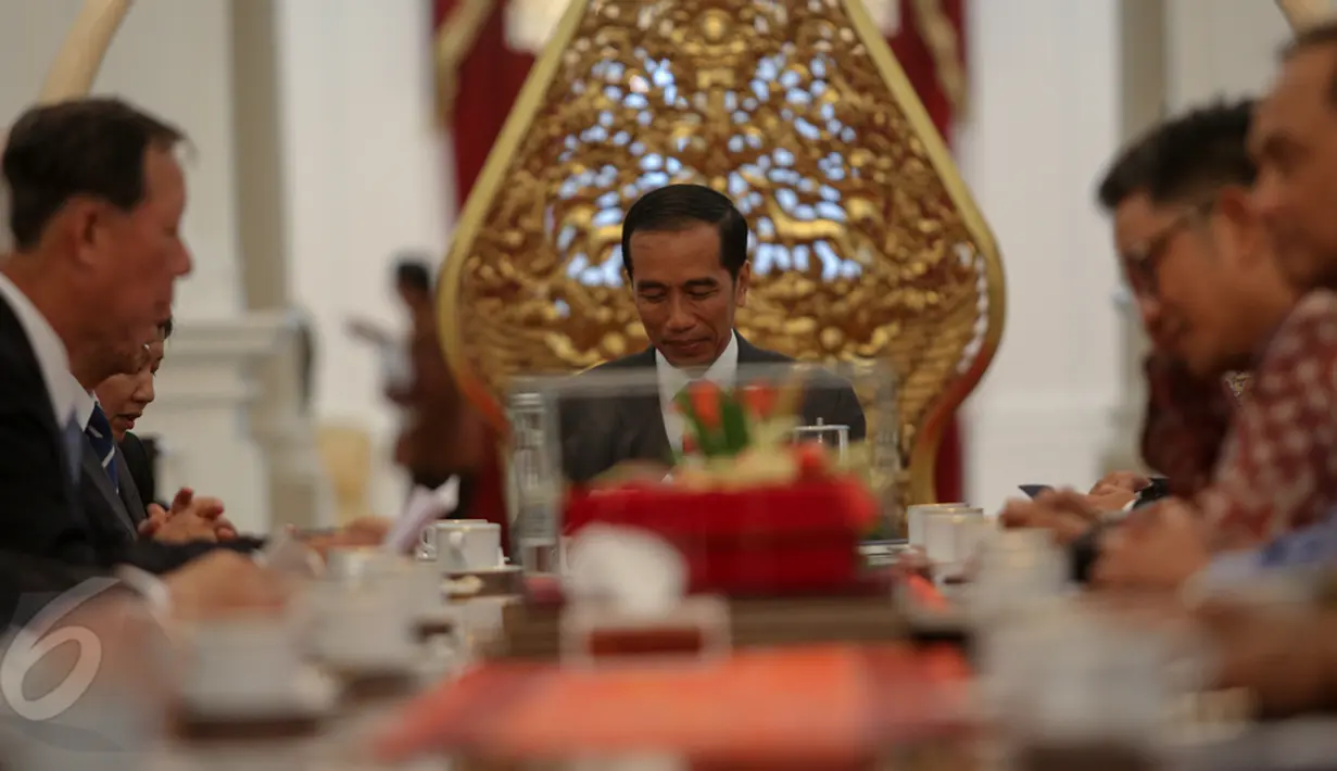 Presiden Joko Widodo (tengah) saat menemui Mantan Perdana Menteri (PM) Jepang Yasuo Fukuda bersama rombongan pengusaha Jepang di Istana Negara, Jakarta, Rabu (27/5/2015). (Liputan6.com/Faizal Fanani)
