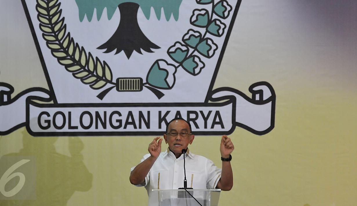 Ketua DPP Partai Golkar Munas Bali Aburizal Bakrie membuka seminar bertema 'Kemampuan Pemenuhan Target Pembangunan dalam APBN 2016, Jakarta, Rabu (11/11/2015). Aburizal berharap target pembangunan dalam APBN 2016 bisa tercapai. (Liputan6.com/Johan Tallo)