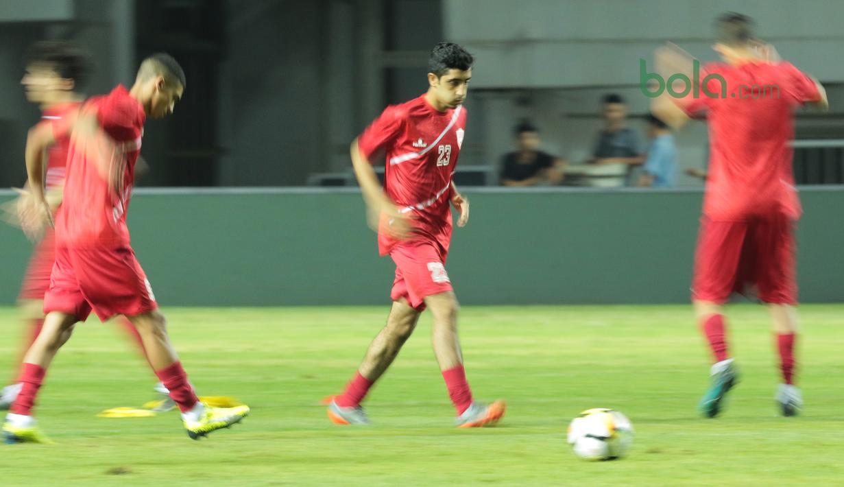 Para pemain Bahrain melakukan pemanasan saat uji coba lapangan di Stadion Pakansari, Bogor, (26/4/2018). Bahrain menjadi salah satu peserta yang akan mengikuti ajang PSSI Anniversarry Cup 2018. (Bola.com/Nick Hanoatubun)