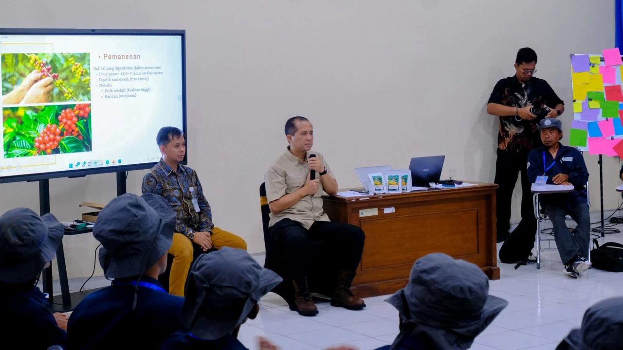 Menteri Transmigrasi Republik Indonesia, M. Iftitah Sulaiman Suryanagara melakukan kunjungan kerja ke Balai Besar Pelatihan dan Pemberdayaan Masyarakat Transmigrasi (BBPPMT) Yogyakarta