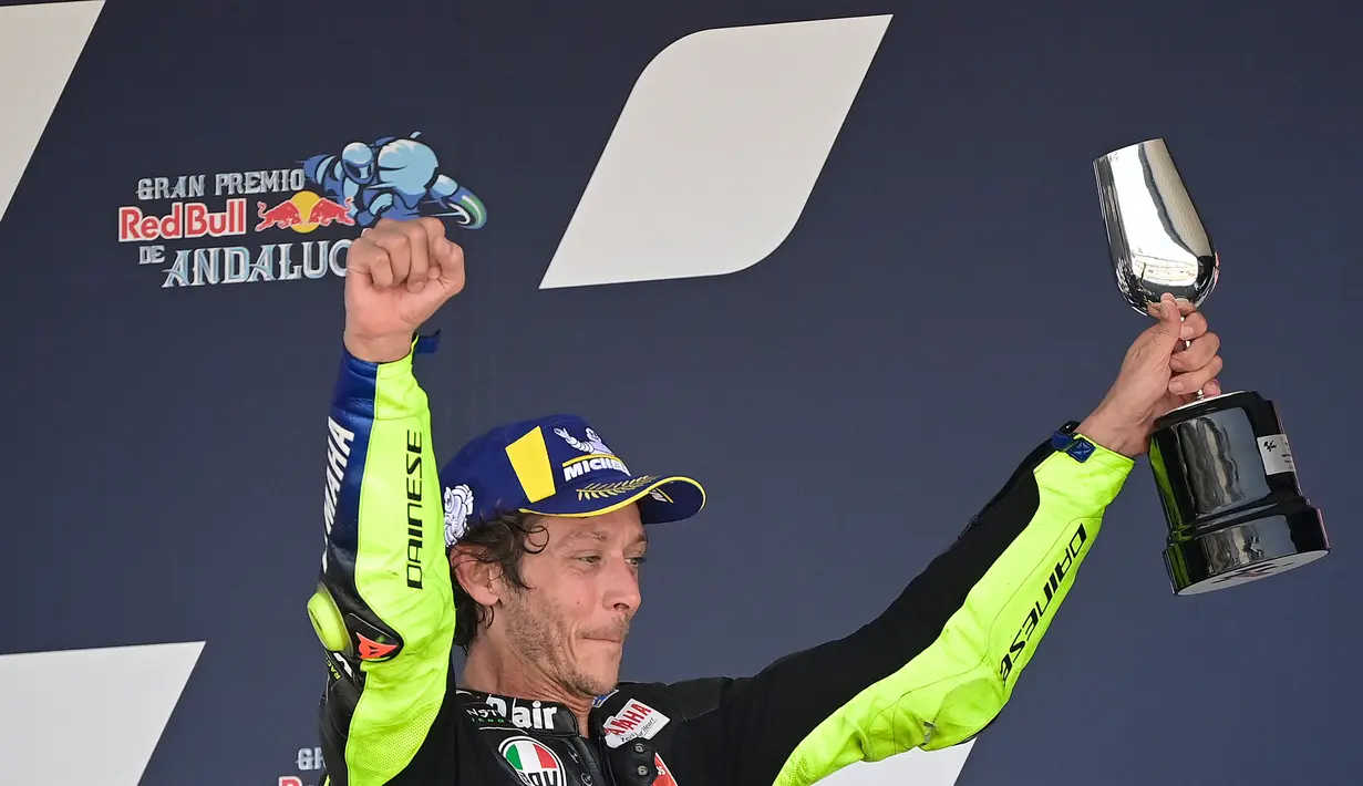 Pembalap Monster Energy Yamaha Valentino Rossi merayakan di podium setelah balapan Grand Prix Andalucia di trek balap Jerez di Jerez de la Frontera pada 26 Juli 2020. Rossi telah berkiprah di balapan MotoGP selama 26 musim dengan sembilan kali menjadi juara dunia. (AFP/Javier Soriano)