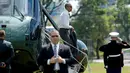 Presiden AS, Barack Obama turun dari helikopter Marine One saat tiba di hotel, Manila, Filipina (17/11). Obama akan mengadiri KTT kerjasama Ekonomi Asia-Pasifik (APEC) pada Sabtu (20/11). (REUTERS/Jonathan Ernst)