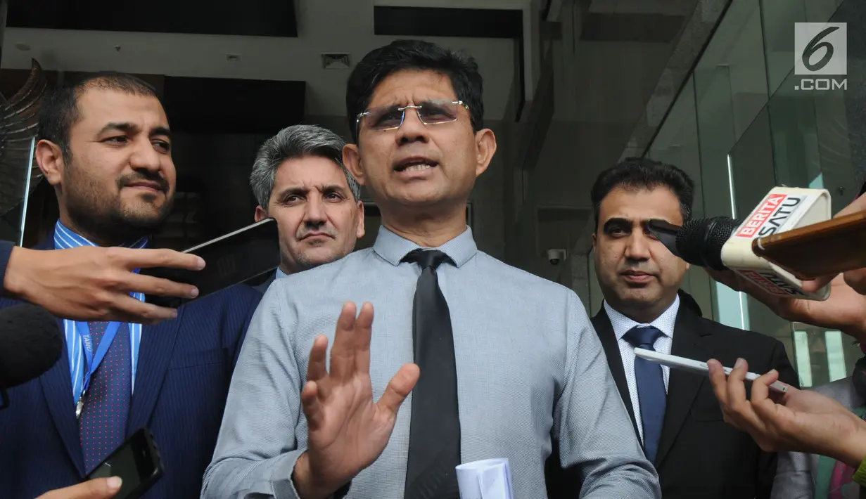 Wakil Ketua KPK, Laode Muhammad Syarif bersama para petinggi anti korupsi dari Negara Afghanistan memberikan keterangan kepada awak media usai pertemuan di Gedung KPK, Jakarta (11/3). (merdeka.com/dwi narwoko)