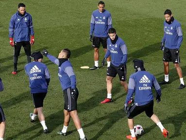 Para pemain Real Madrid, berlatih ringan di Valdebebas, Spanyol, Selasa (3/1/2017). Latihan ini merupakan yang pertama bagi Los Blancos di tahun 2017. (EPA/Chema Moya)