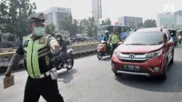 Polisi memberhentikan kendaraan saat hari pertama pemberlakuan perluasan sistem ganjil genap di Jalan Salemba Raya, Jakarta, Senin (9/9/2019). Per hari ini, pelanggar sistem ganjil genap ditindak sesuai UU Nomor 22 Tahun 2009 tentang LLAJ. (merdeka.com/Iqbal Nugroho)