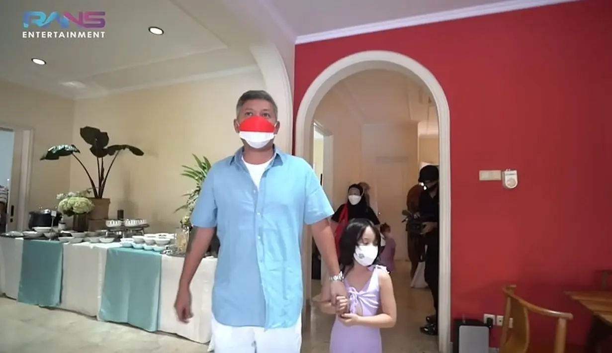 <p>Gading Marten datang ke pesta ulang tahun Rafathar untuk menemani sang buah hati, Gempi. Ayah dan anak ini tampil santai dengan pakaian kasual. (Foto: Youtube Rans Entertaiment)</p>