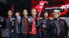 Grup Band Nidji saat memperkenalkan ponsel terbaru dari Smartfren Andromax E2 dan R2 di X2 Plaza Senayan, Jakarta, (19/2). Band Nidji ikut meramaikan acara peluncuran Andromax E2 dan R2. (Liputan6.com/Herman Zakharia)