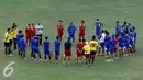 Pemain Arema Cronuus mendengarkan instruksi pelatih Joko Susilo (bertopi) jelang sesi latihan di Stadion Gajayana Malang, Jumat (2/10/2015). Jelang laga menghadapi Sriwijaya FC, Arema Cronous mengadakan sesi latihan tertutup. (Liputan6.com/Yoppy Renato)