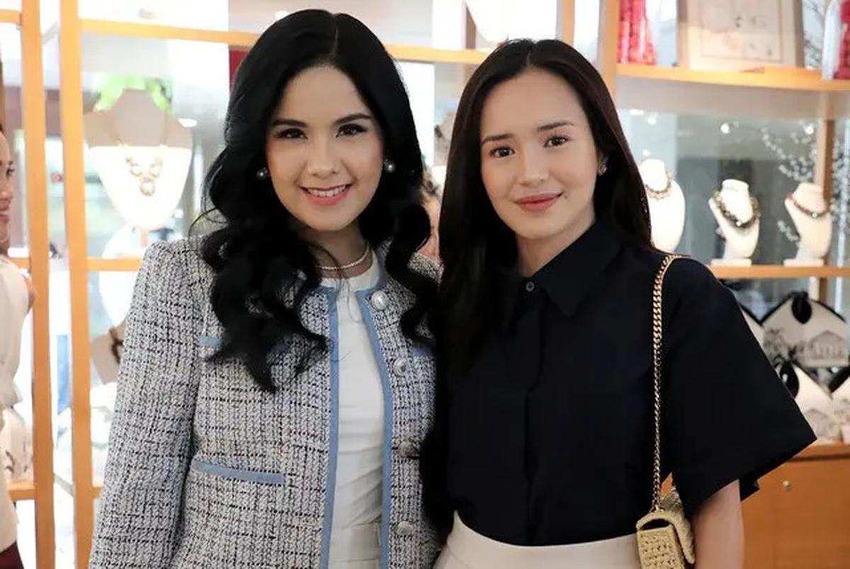 6 Pesona Glowing Annisa Pohan dengan Soft Makeup dan Rambut Mengembang