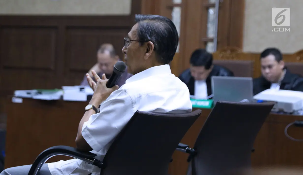 Mantan Wapres, Boediono menjawab pertanyaan saat menjadi saksi pada sidang lanjutan dugaan korupsi penerbitan SKL BLBI dengan terdakwa, Syafruddin Arsyad Temenggung di Pengadilan Tipikor, Jakarta, Kamis (19/7). (Liputan6.com/Helmi Fithriansyah)