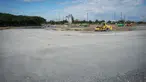 Aktivitas pekerja proyek pembangunan Sirkuit Formula E di kawasan Taman Impian Jaya Ancol, Jakarta Utara, Minggu (06/03/2022). Progres sirkuit sudah mencapai 52 persen pada hari ke-32 dan ditargetkan akan selesai pada bulan April 2022. (Bola.com/Bagaskara Lazuardi)