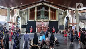 Tablo Jalan Salib merupakan teaterikal atau drama pengiring ibadah yang menggambarkan kisah sengsara Yesus hingga wafat di kayu salib. (Liputan6.com/Angga Yuniar)