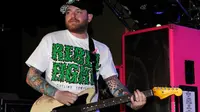 Steve Klein, gitaris yang baru saja dipecat New Found Glory pada Desember lalu, didakwa telah mencabuli anak di bawah umur.