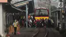 Suasana Stasiun Bekasi, Jawa Barat, Senin (1/2/2021). Calon penumpang menerapkan protokol kesehatan dengan memakai masker. (Liputan6.com/Herman Zakharia)