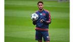 Hakan Calhanoglu pesepak bola Bayer Leverkusen asal Turki dilecehkan dengan lemparan roti oleh fans Schalke 04. Ia bereaksi positif dengan mencium makanan tersebut.